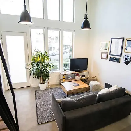 Free Parking, Close To Subway, Center Location *